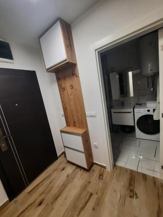 Apartman Lux-Besplatno Koriscenje Zasebne Garaze Sremska Mitrovica Dış mekan fotoğraf